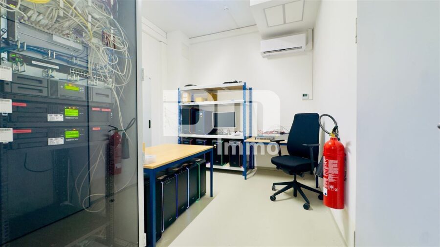 Moderne Produktions- & Lagerhalle mit Bürotrakt / Sozialräumen und Freiflächen in Kassel-Waldau - Bürotrakt Serverraum OG